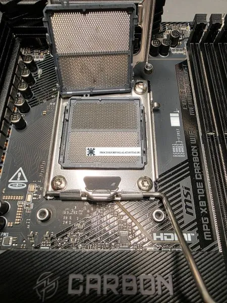 MSI MPG X870 AM5 processzor foglalat csere után, új és régi foglalat MSI MPG X870 alaplap már az új, hibátlap AM5 processzorfoglalattal