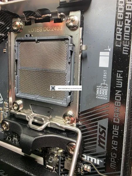 MSI MPG X870 AM5 sérült processzor foglalat Sérült AM5 foglalat tüskék egy MSI MPG X870 Carbon alaplapon foglalat csere előtt