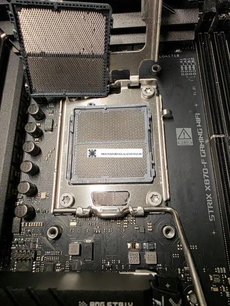 Asus Strix X870 AM5 processzor foglalat csere után, régi és új Sikeresen kicserélt AM5 processzor foglalat Asus ROG Strix X870 alaplapon