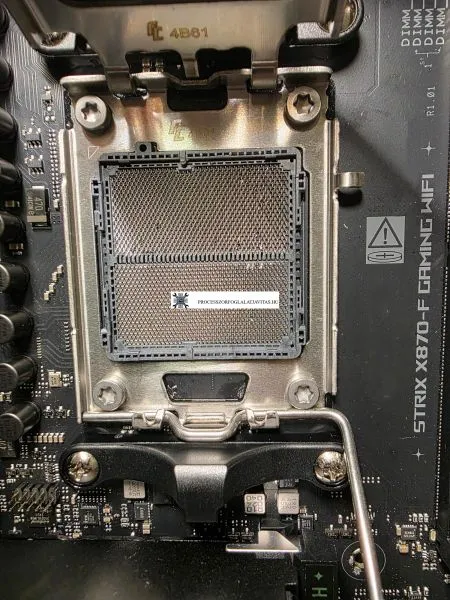 Asus Strix X870 AM5 sérült processzor foglalat Sérült érintkezők egy prémium Asus ROG Strix X870 alaplap AM5 processzor foglalatában